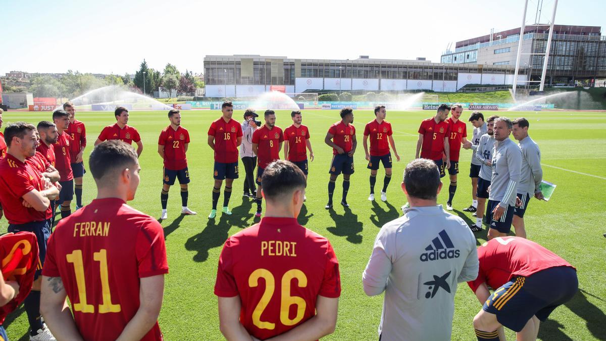 Luis Enrique dirige un entrenamiento de la selección