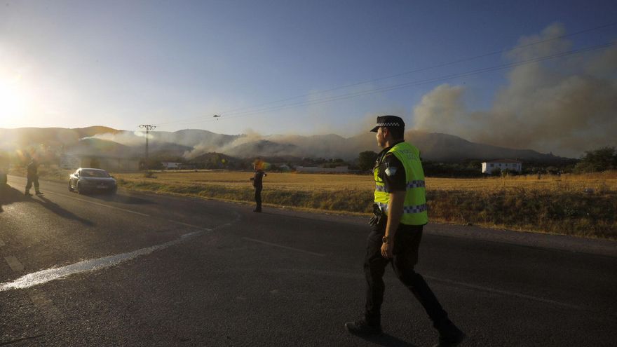 Desalojan viviendas en una barriada de Córdoba ante la propagación de un incendio forestal