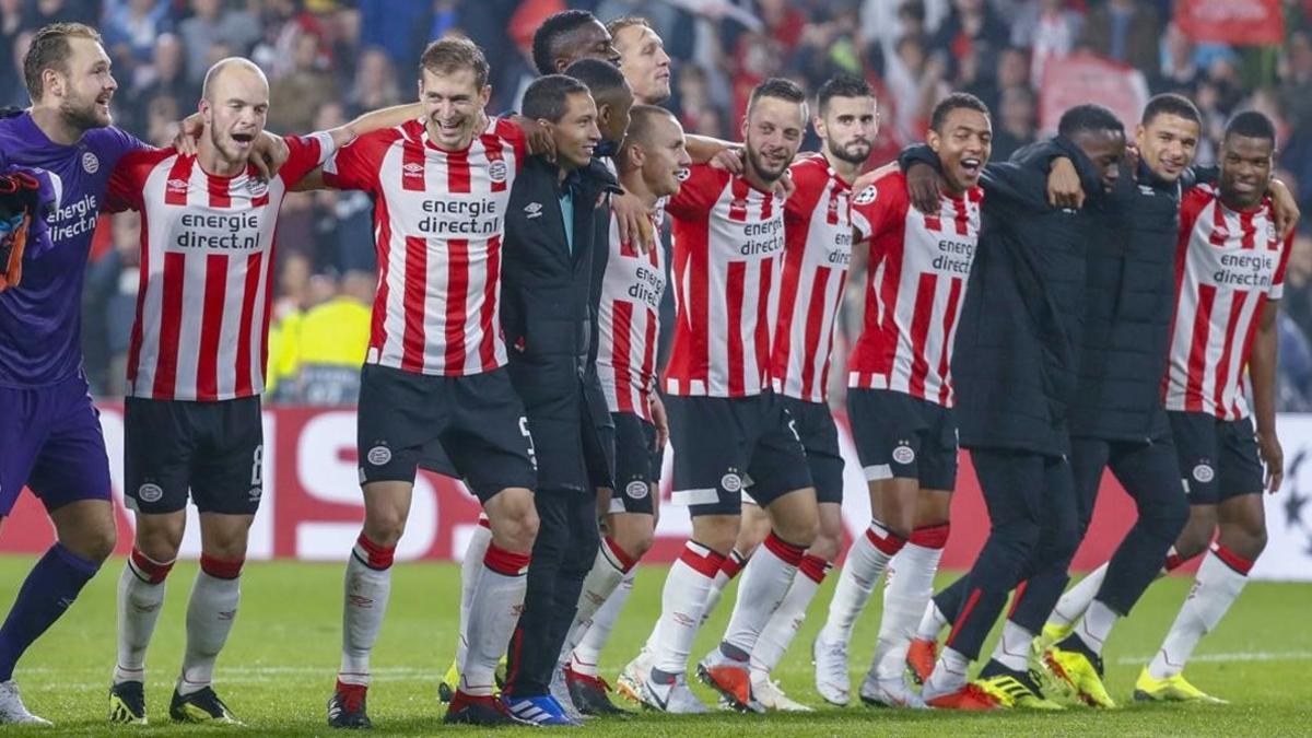 La plantilla del PSV Eindhoven celebra la clasificación para la fase de grupos de la Champions tras eliminar al Bate Borisov.