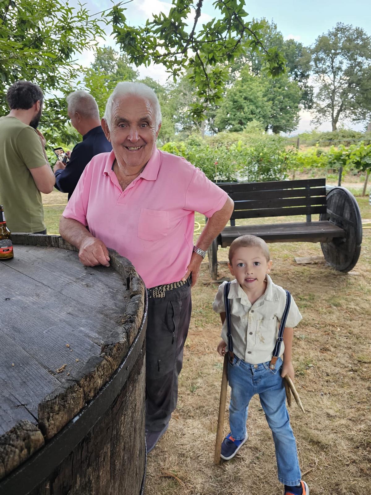 El pequeño salomón aprende el arte de la billarda con Juan Carlos, el campeón local.