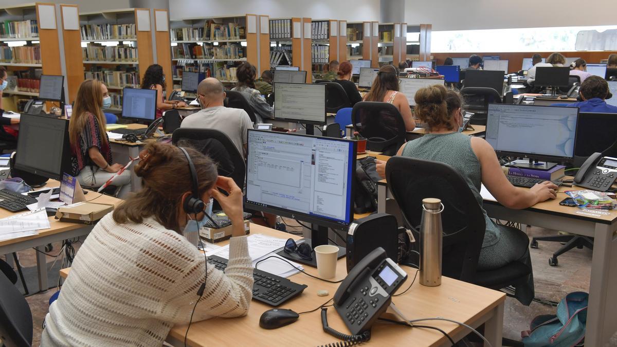 Equipo de rastreadores Covid en la Biblioteca Pública del Estado, en la capital grancanaria, el pasado mes de julio.