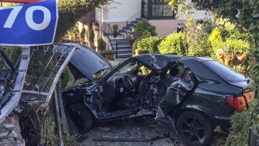 Estado en el que quedó un coche tras un accidente de la conductora a la vuelta del trabajo. // Brais Lorenzo