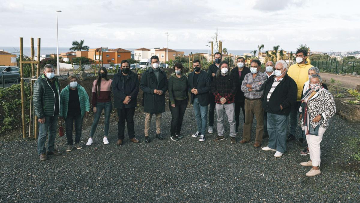 Los representantes del gobierno lagunero en la inauguración del parque en Bajamar.