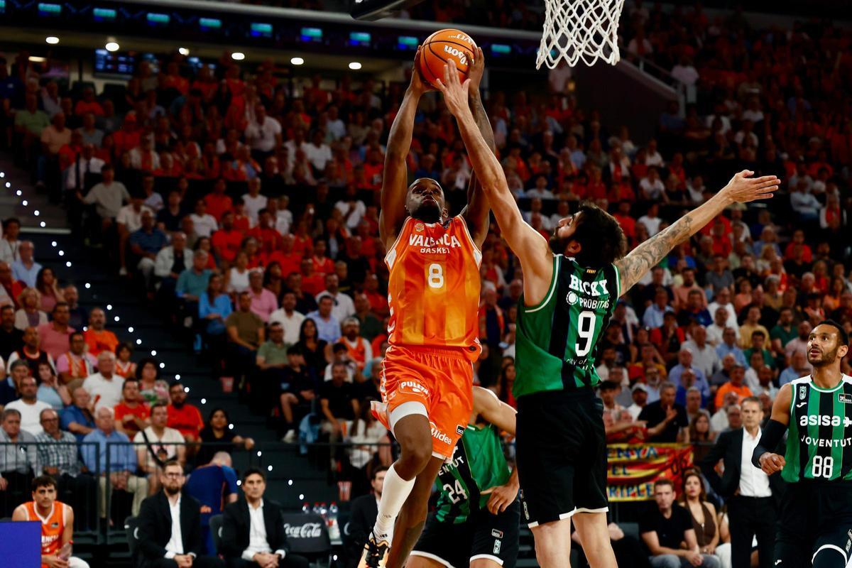 Jean Montero y Ricky Rubio, en un duelo estelar en el Roig Arena.