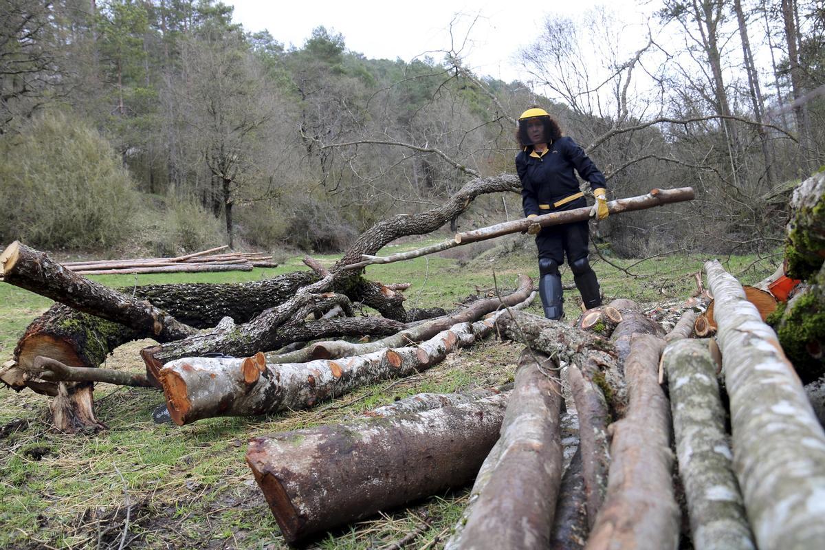 Clara Santamaria, presidenta de l'associació de propietàries forestals Dones de Bosc, treballant a la seva finca de Capolat