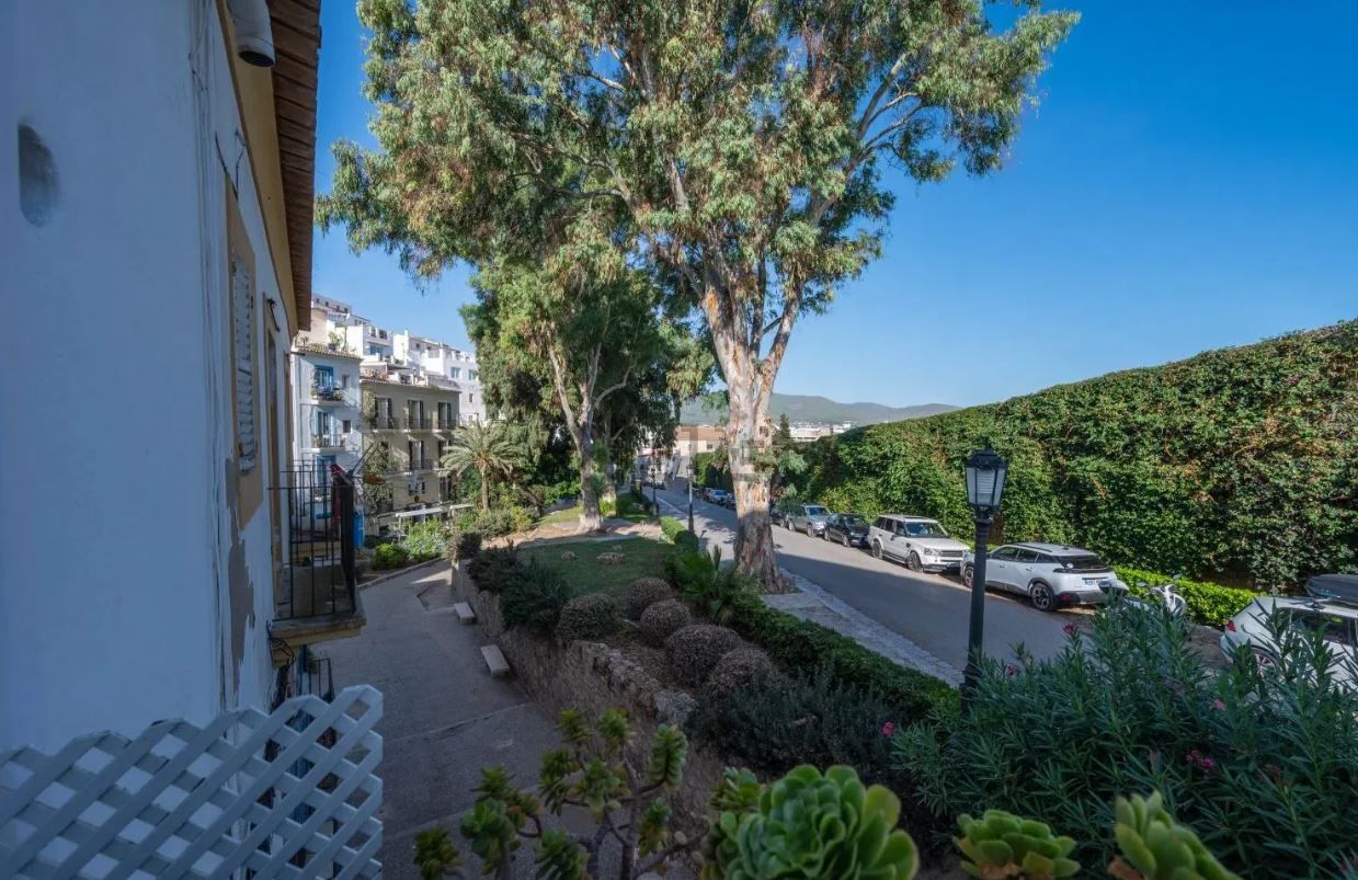 A la venta un edificio con dos apartamentos y negocio en Ibiza por 625.000 euros