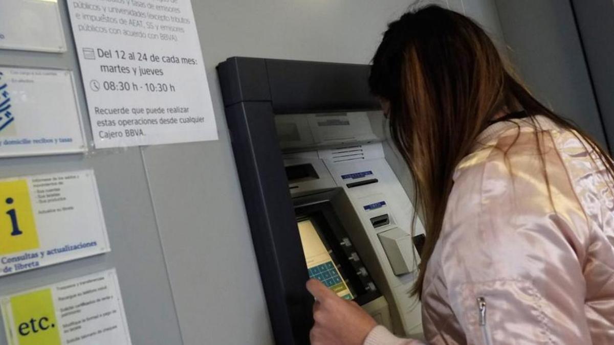 Una ciudadana realiza gestiones a través de un cajero automático de Zamora.