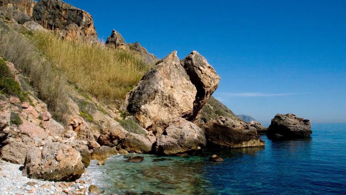 Esta es la playa más pequeña de toda Málaga: tiene aguas cristalinas y está siempre desierta.