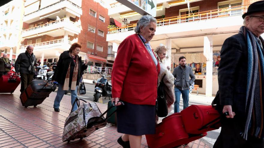 Viajeros del Imserso vuelven a su lugar de origen tras disfrutar de las vacaciones sociales.