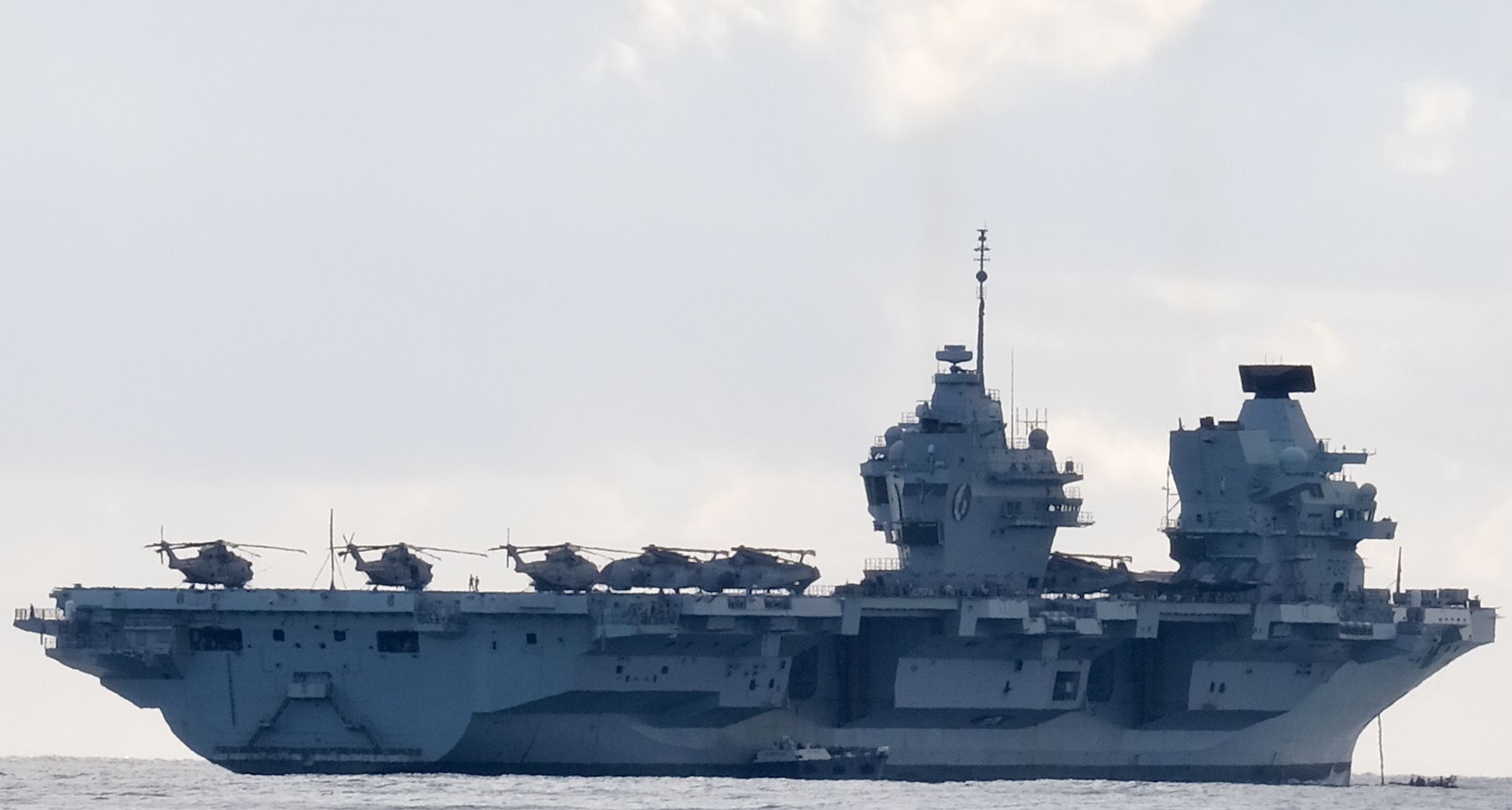 Der britische Flugzeugträger "HMS Queen Elizabeth" in der Bucht und im Hafen von Palma.