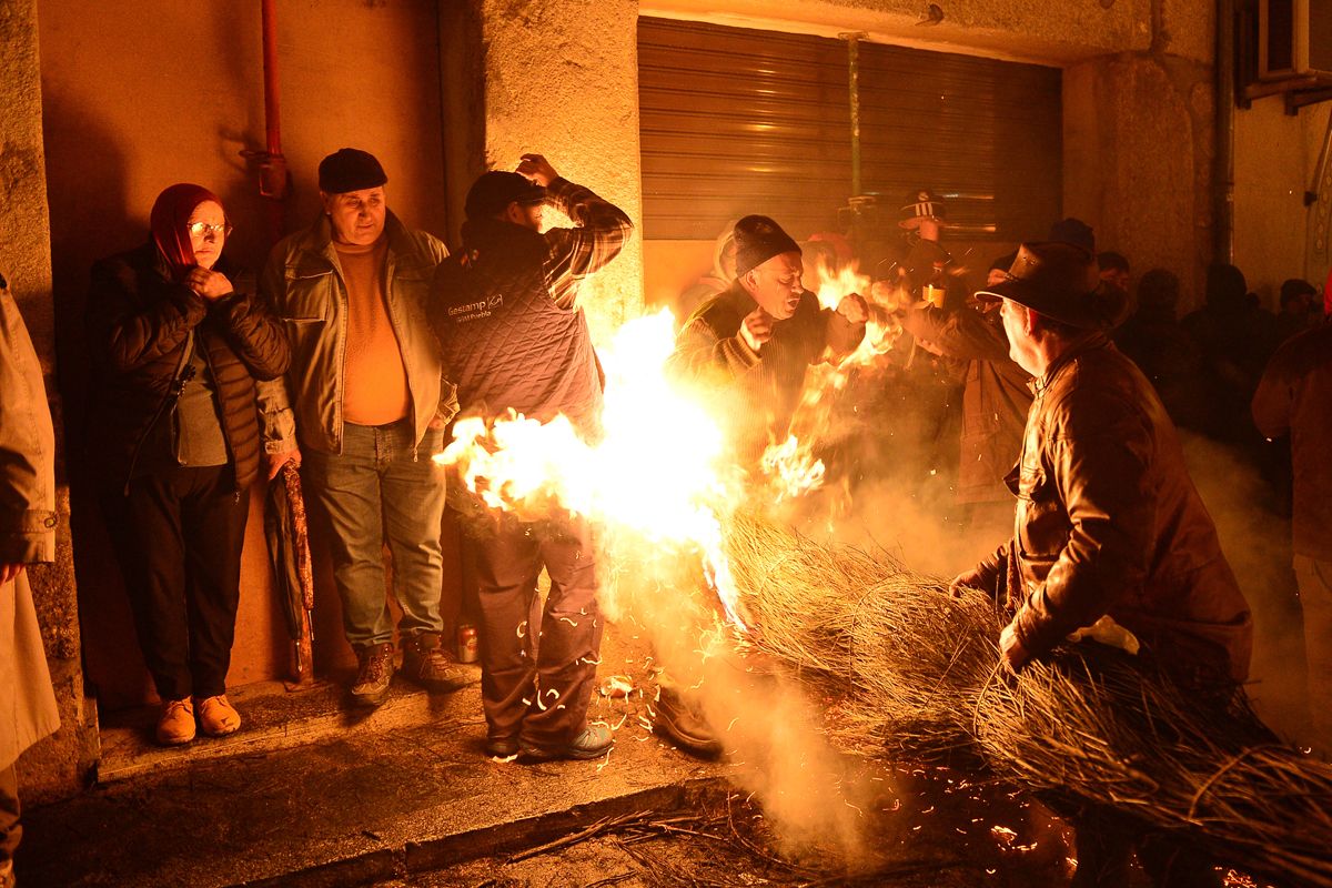 Fotogalería | Así fue la noche de los Escobazos en Jarandilla de la Vera