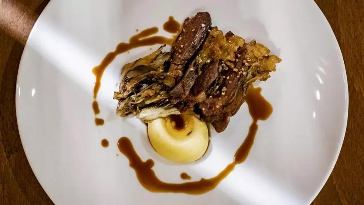 La costilla madurada de vaca, con 'gírgola de castanyer' y puré de patata de Prodigi.