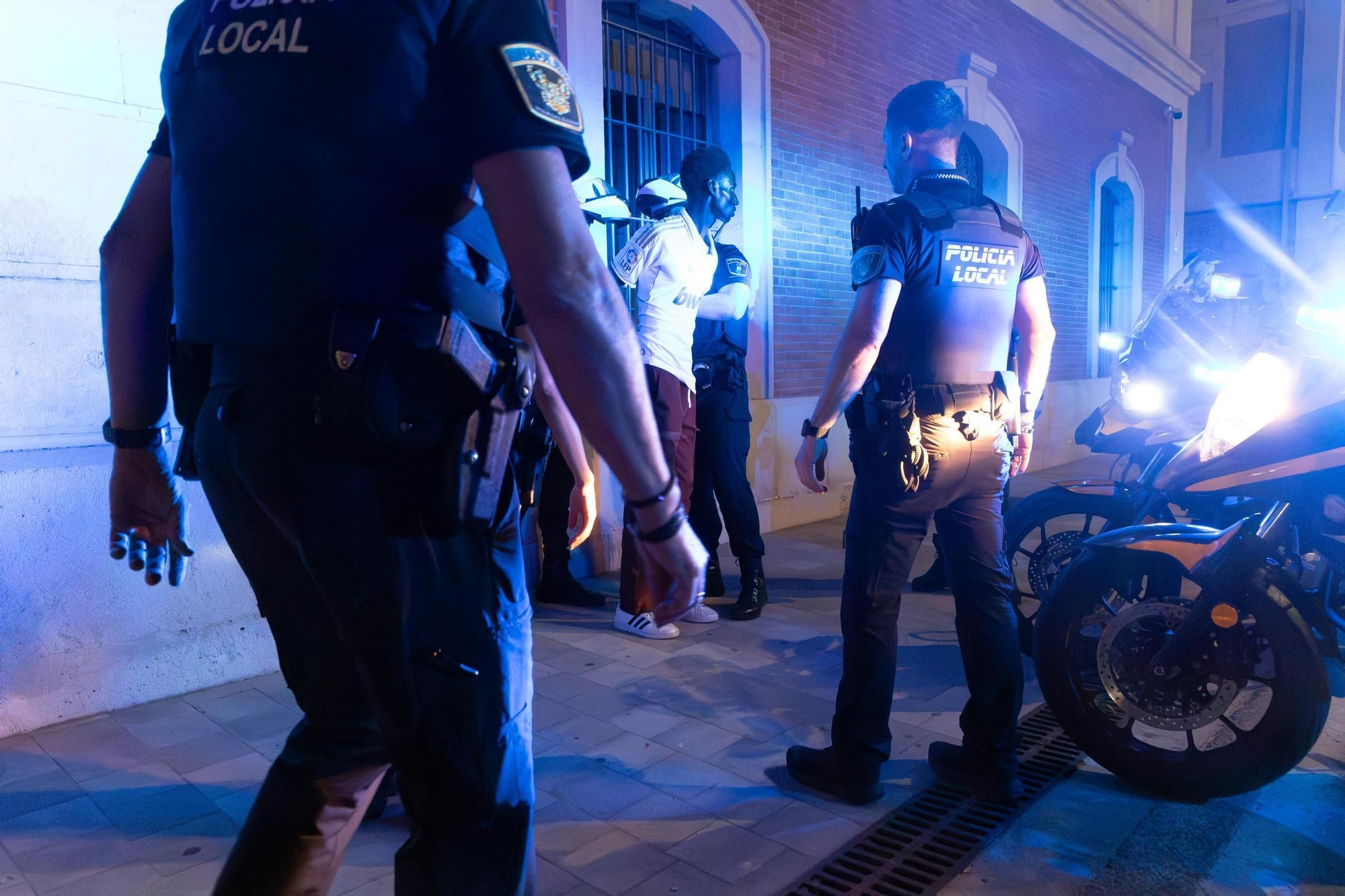 Operativo conjunto policial contra el ‘top manta’ en el puerto de Alicante