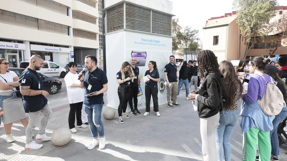 Sorteos, promociones y animación en la inauguración de la tienda, que tuvo lugar el jueves.