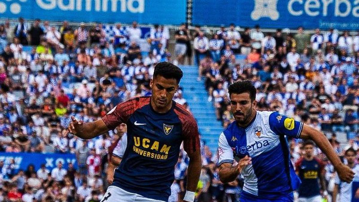 Amin pelea un balón durante un partido