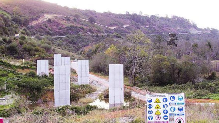 Vista de los pilares del tramo entre Bustio y El Peral; al fondo, el monte donde ha habido desprendimientos.