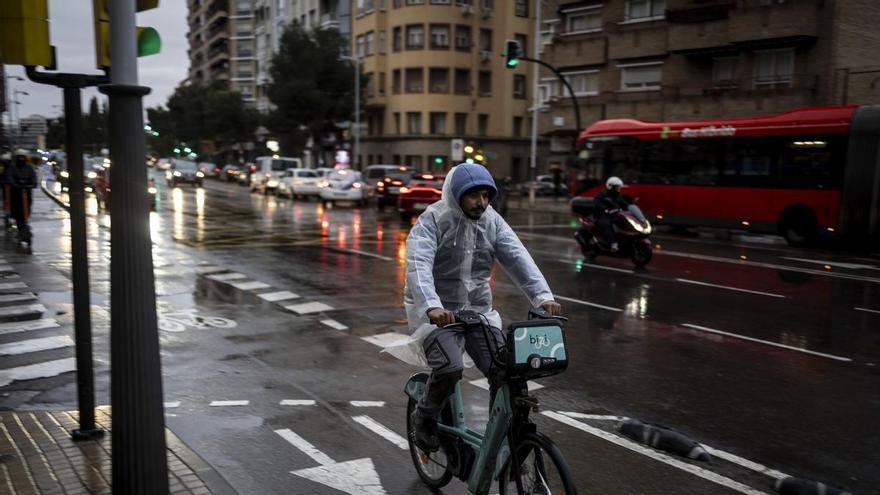 La lluvia devuelve el miedo a los afectados por las caídas del Bizi en Zaragoza: "Pedimos que no la utilicen estos días"