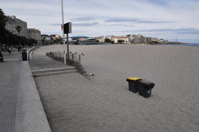 Retirada de la duna de Riazor para la temporada de verano