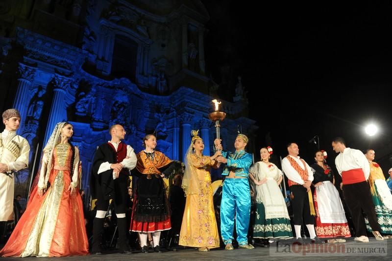 La Antorcha de la Amistad y el Moneo brillan en colores con motivo de este Festival Internacional de Folclore