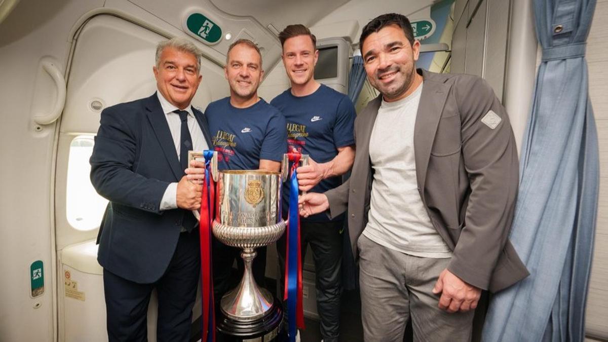Laporta, Flick, Ter Stegen y Deco, en el avión de vuelta de Sevilla con la Copa del Rey.