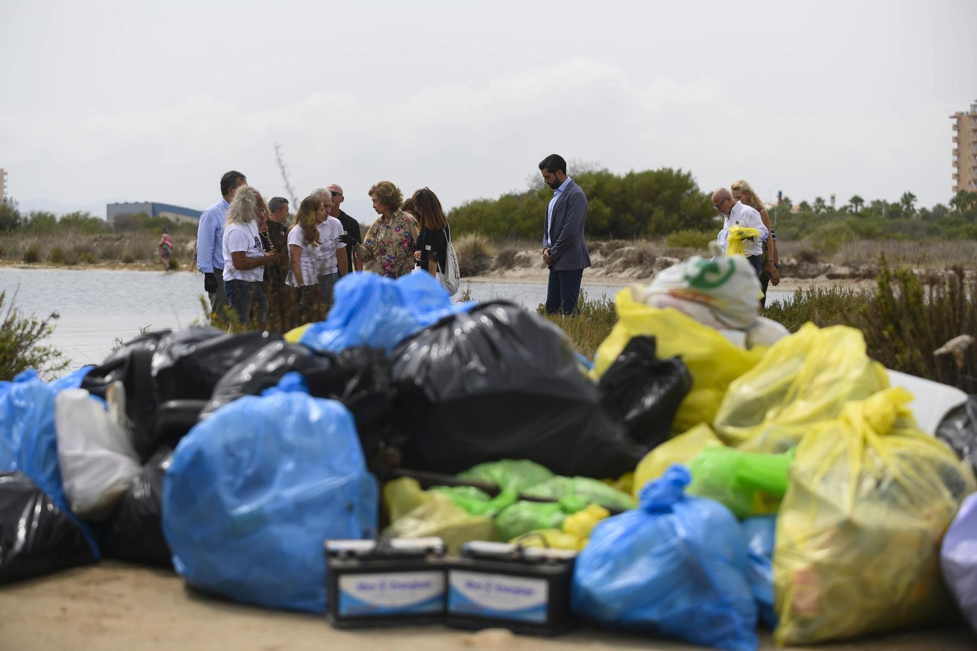 16092023-REINA SOFIA PARTICIPA EN RECOGIDA DE BASURAS EN LA MANGA CALA DEL ESTACIO SAN JAVIER -58.JPG