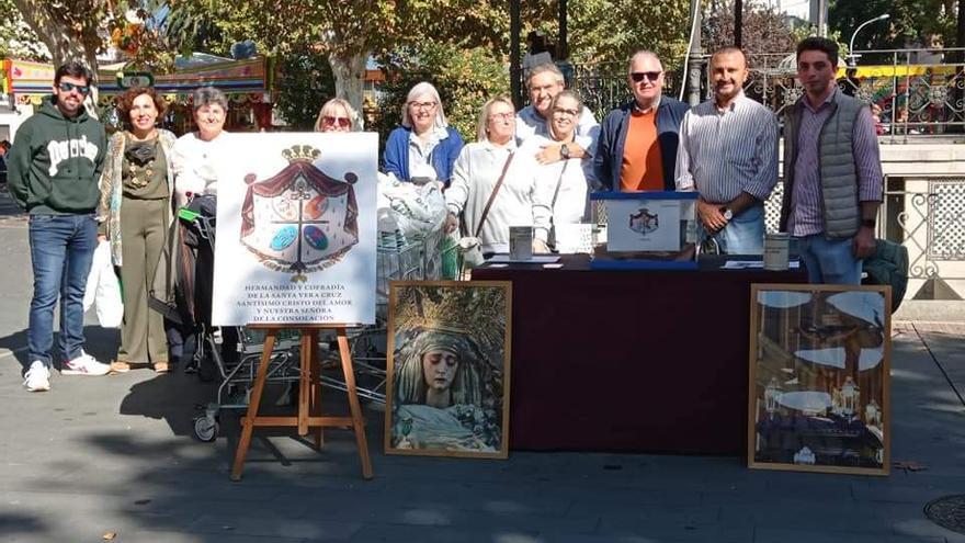 Los voluntarios en la campaña de recogida en el paseo de San Francisco.