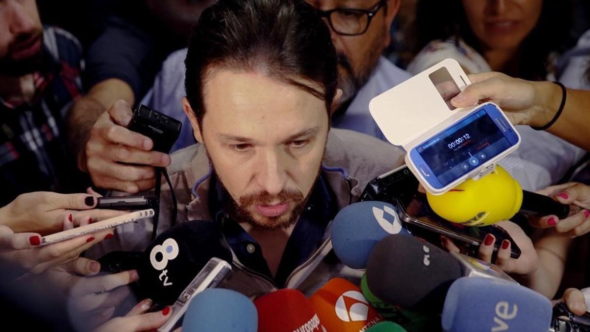 Pablo Iglesias atiende a los medios de comunicación.