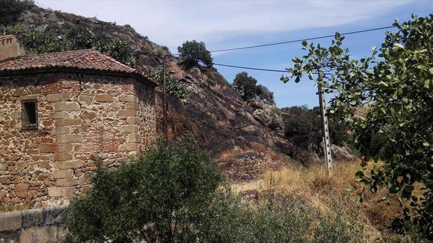 Susto en San Lázaro por un fuego de pasto que se acercó a viviendas en Plasencia