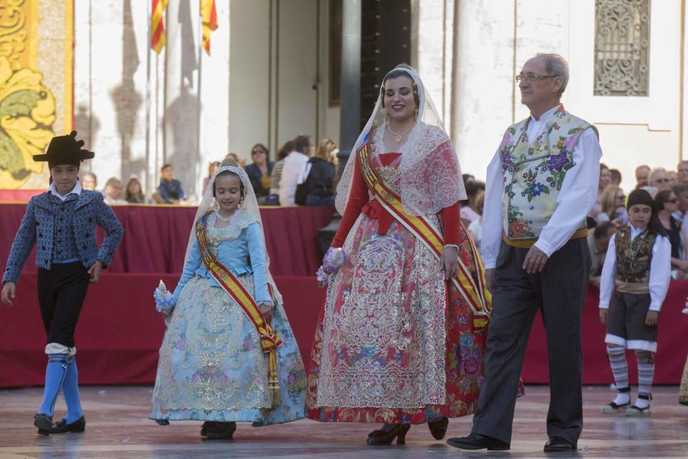 Desfile de las falleras mayores de las diferentes comisiones durante la procesión general de la Mare de Déu dels Desemparats.