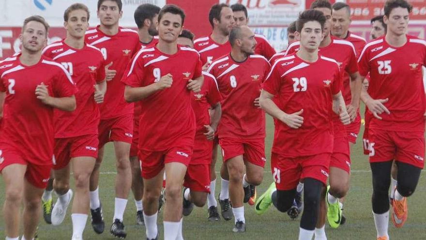 La plantilla del Alondras comenzó a entrenar ayer a las órdenes de Antonio Fernández. // S.Álvarez