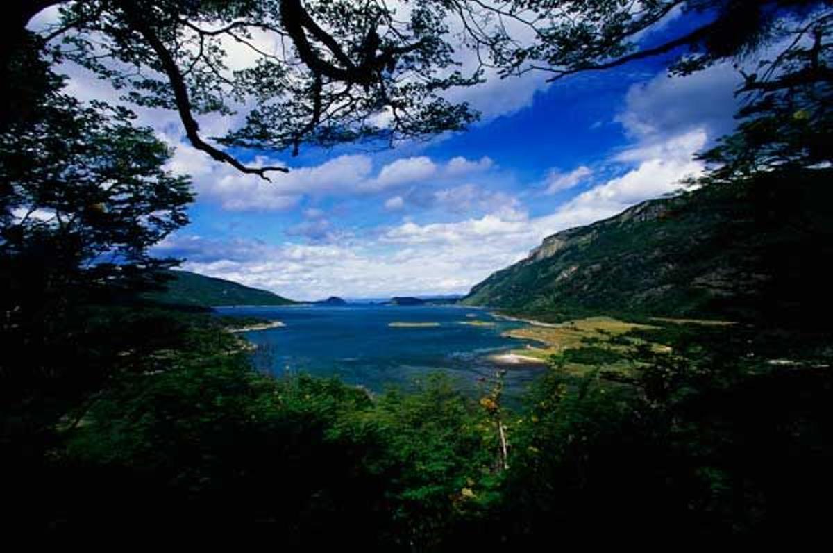 Vista de Ushuaia, del canal Beagle y del Parqie Nacional de Tierra del Fuego.