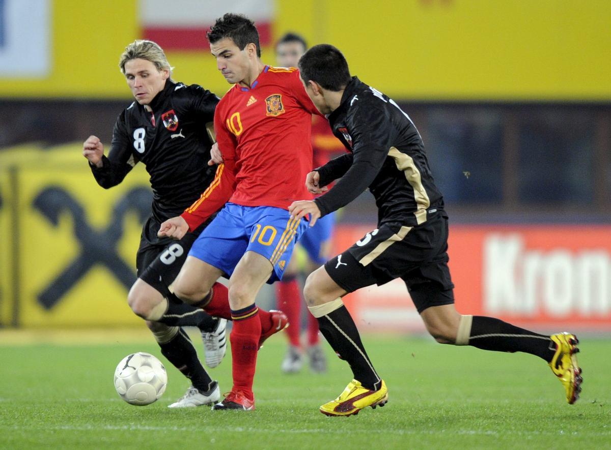 Cesc se dispone a pasar el balón entre Leitgeb y Pehlivan en el último Austria-España, en 2009.