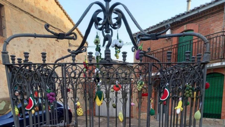 San Marcial decora sus calles para la Semana Cultural gracias al ganchillo | CEDIDA