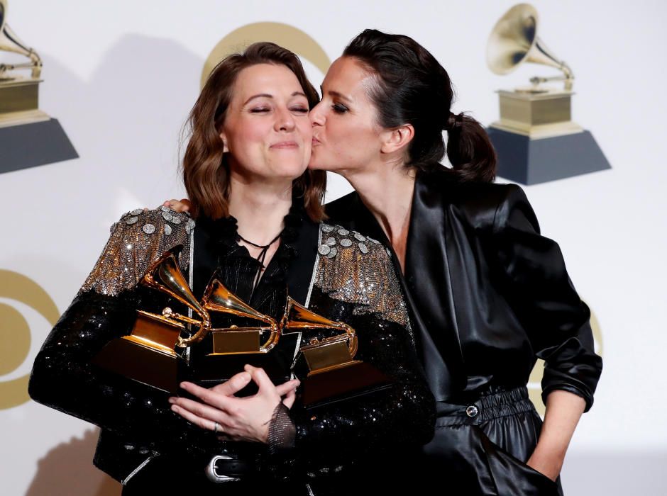 Brandi Carlile, con su pareja en los Grammy.