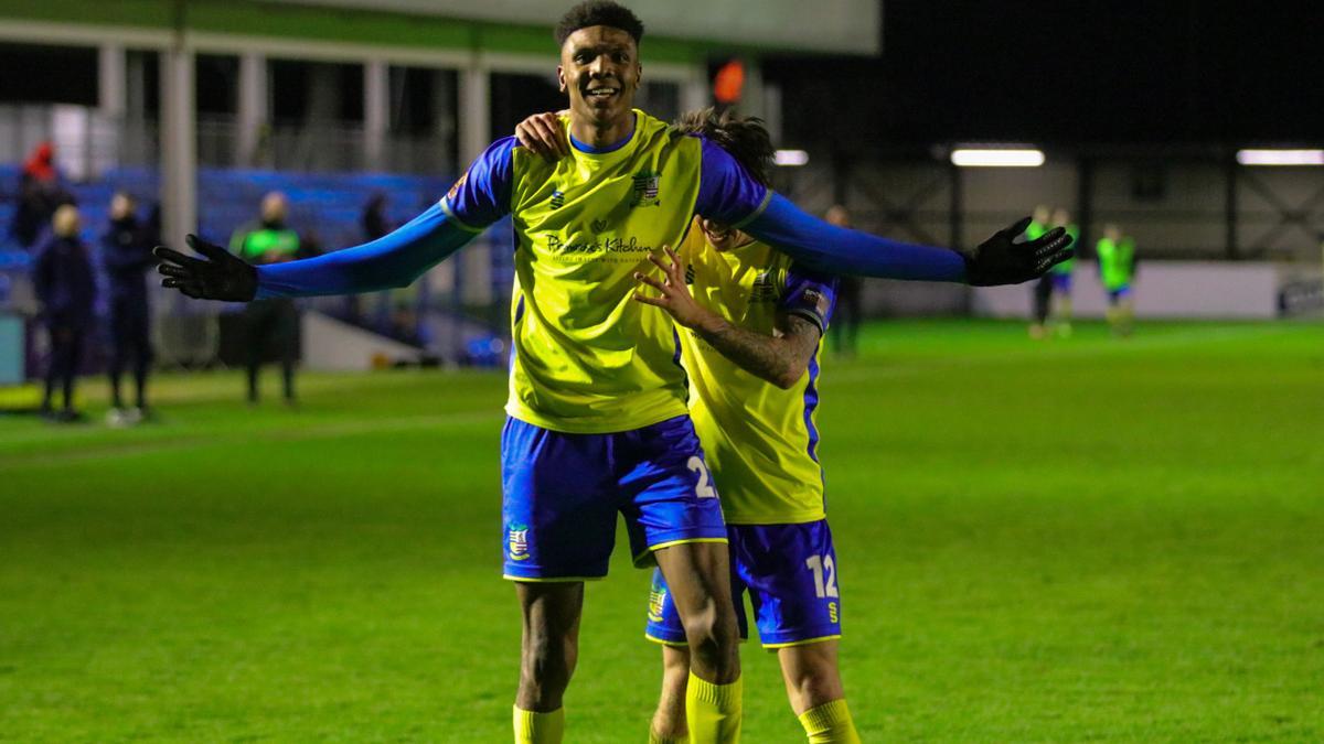 Así juega Kyle Hudlin, el altísimo jugador que sigue de cerca el Manchester City