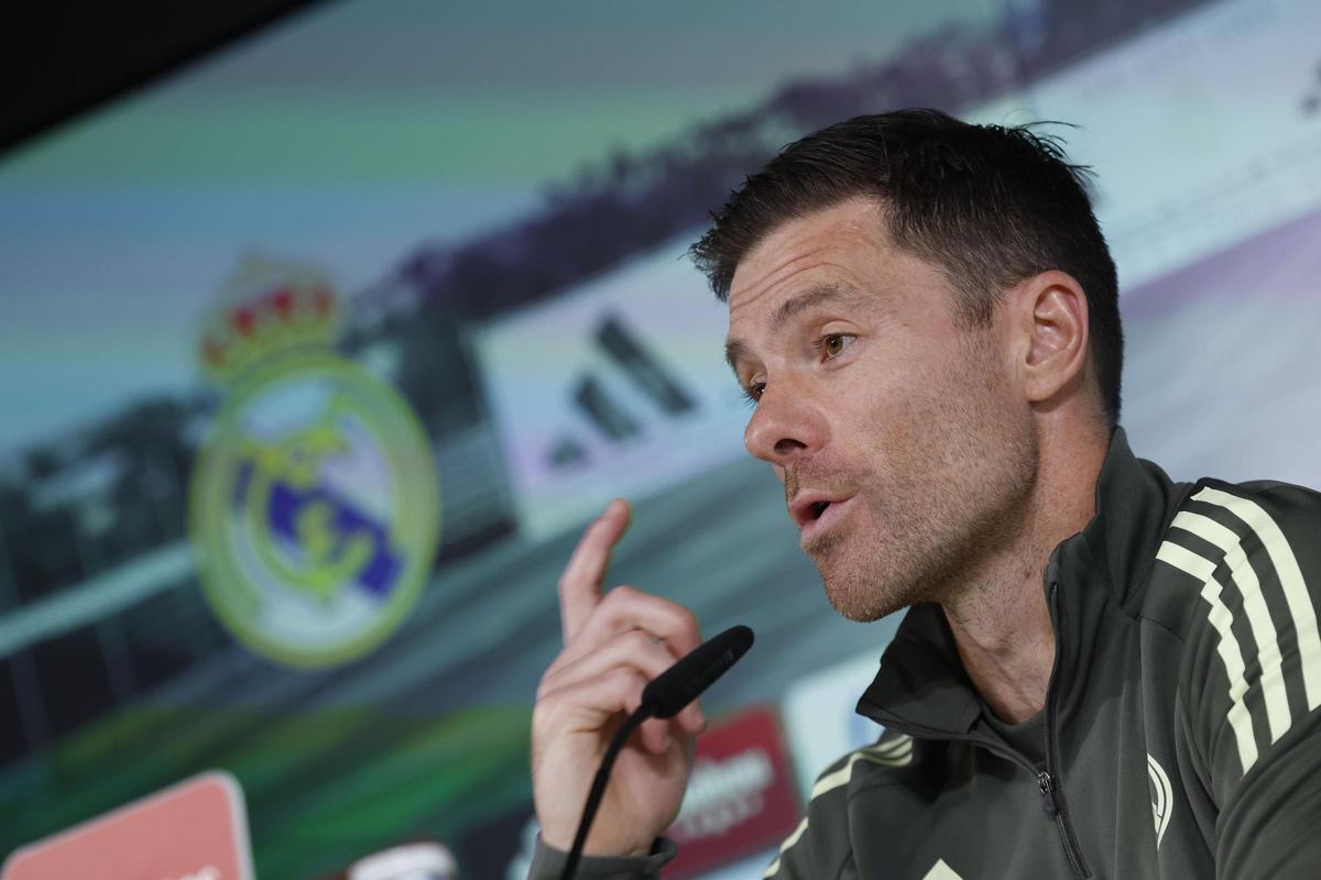 Xabi Alonso dialoga en la última rueda de prensa.