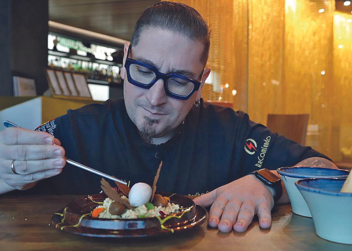 El chef Periko Ortega, elaborando un plato.