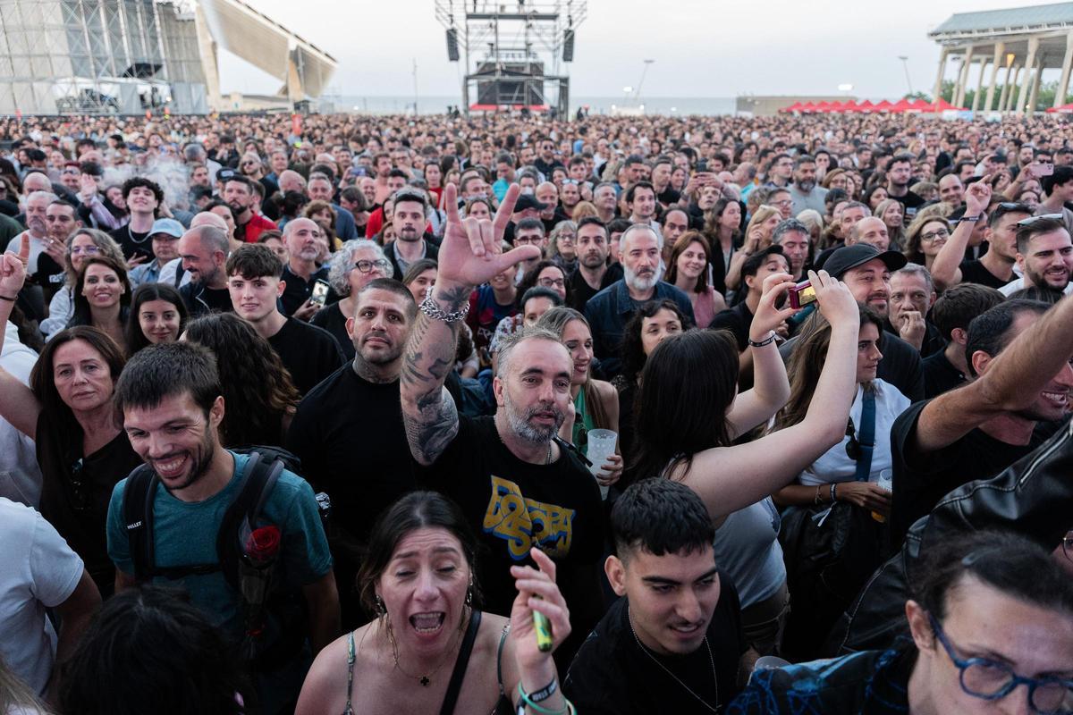 Asistentes al concierto de Estopa en el festival Maleducats, en el parque del Fòrum de Barcelona.
