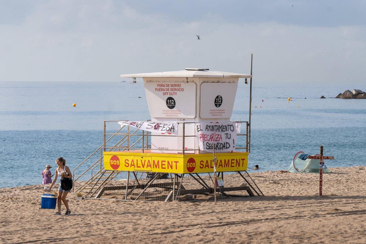Los socorristas de Barcelona protestan contra la precariedad y la falta de personal