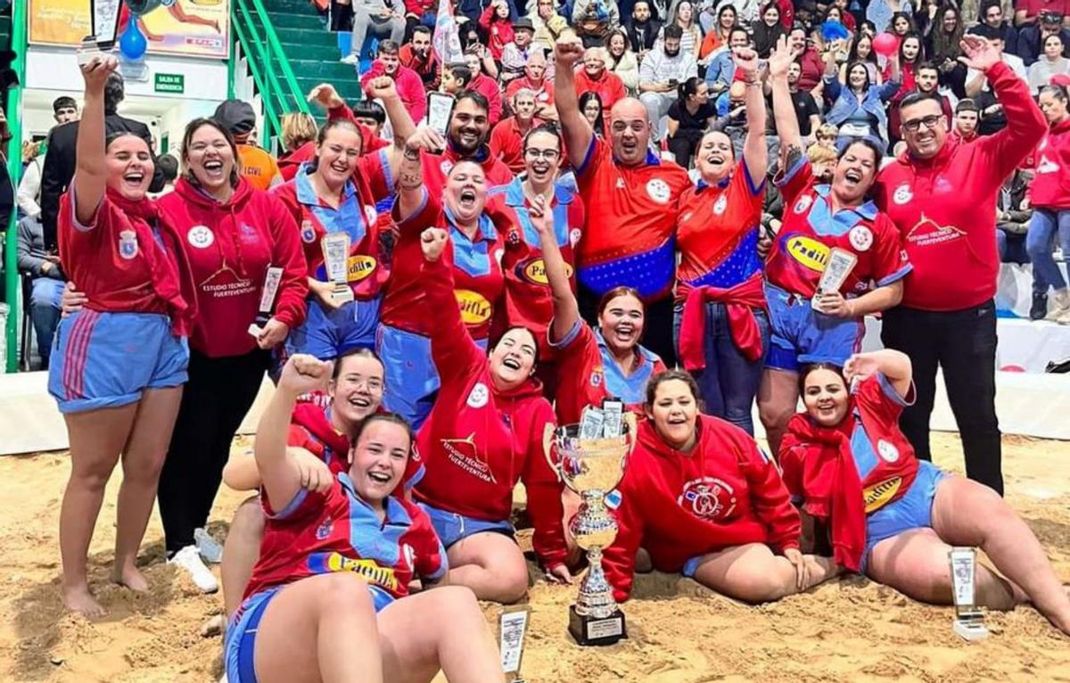 Las luchadoras del Saladar de Jandía celebran su triunfo de campeonas. | |  ONDA TVA.
