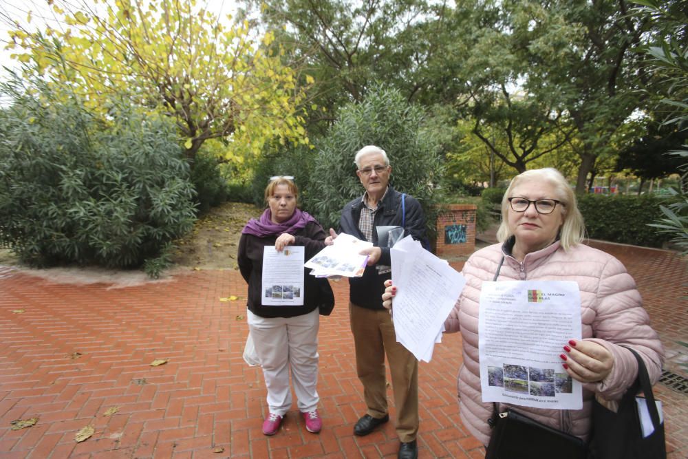 Más de 500 firmas de vecinos de la zona de Santo Domingo pidiendo poda e iluminación para un parque en el que se han registrado varios asaltos