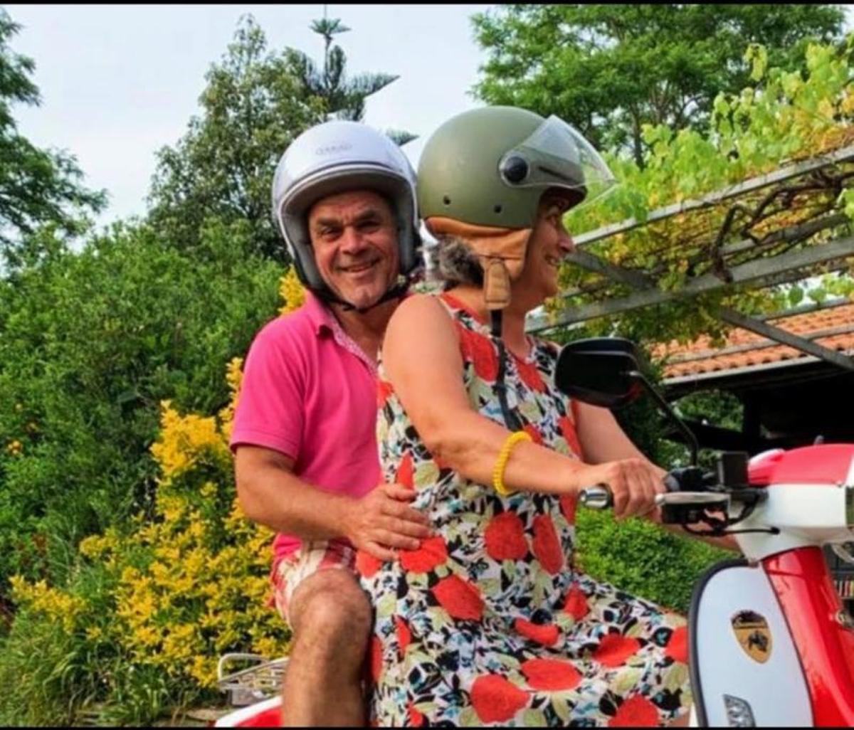 Camilo Macenlle, del PSOE de Bueu, en moto junto a su mujer.   | // FDV