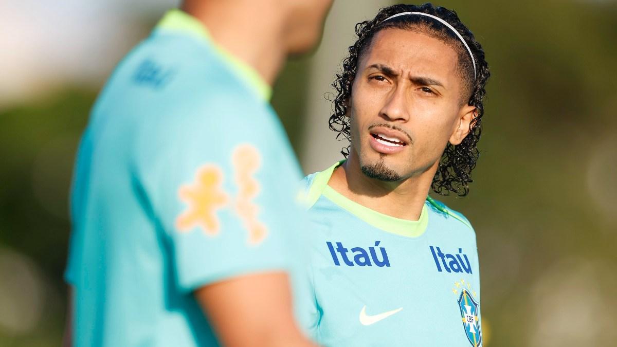 Raphinha entrenando con Brasil en las instalaciones del Corinthians