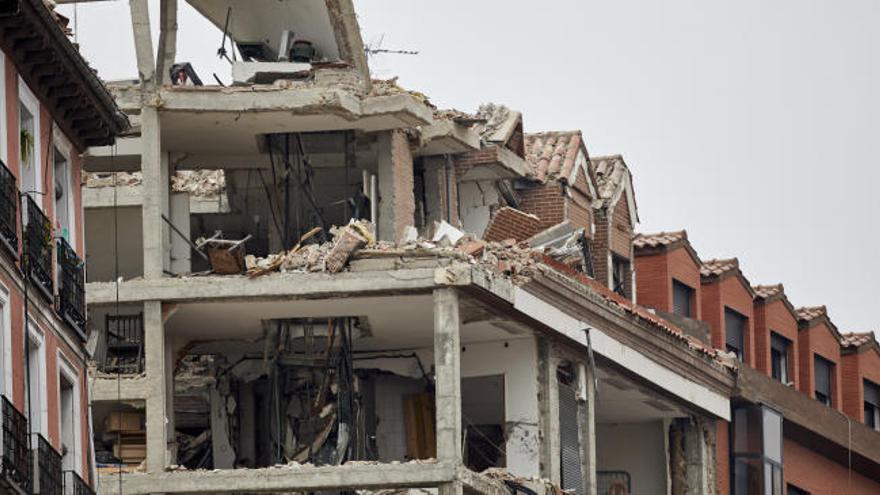 Comienzan las tareas de desescombro en el edificio que explotó ayer en Madrid dejando 4 muertos