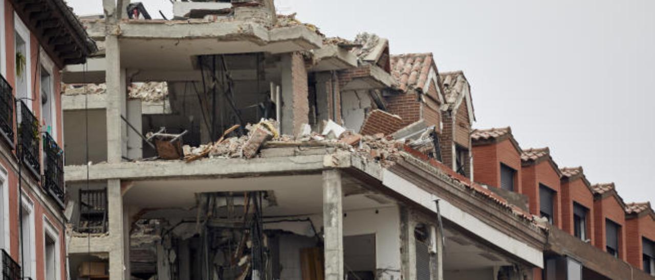 Comienzan las tareas de desescombro en el edificio que explotó ayer en Madrid dejando 4 muertos