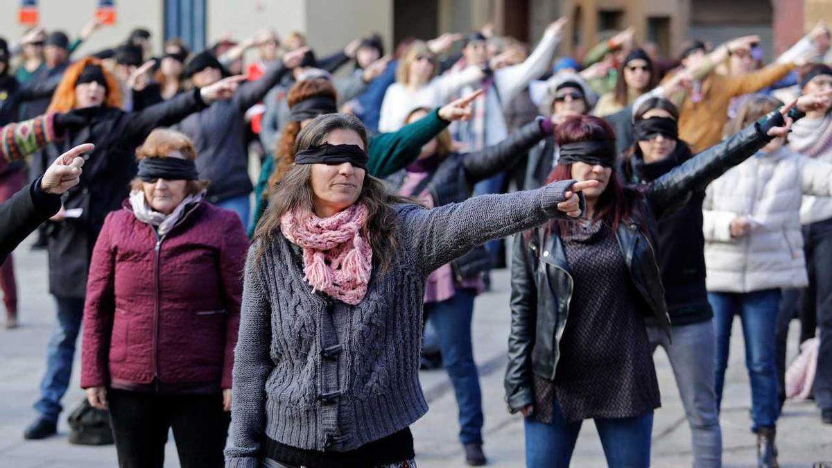 Un grup de dones, durant la &#039;performance &quot;Un violador al teu camí&quot;