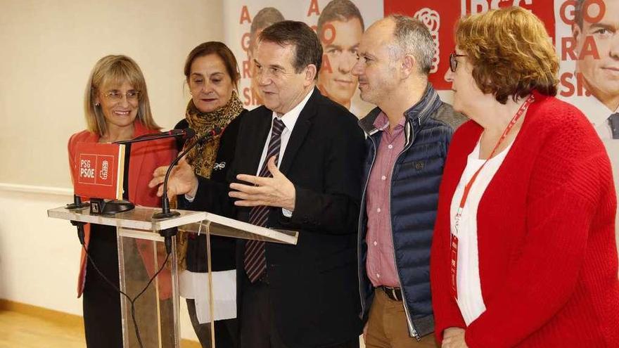 Ángeles Marra, Carmela Silva, Abel Caballero, David Regades y Olga Alonso, en la sede del PSOE vigués, en O Calvario. // J. Lores