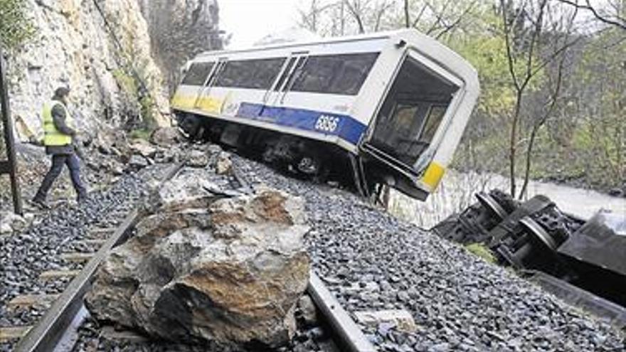 Las lluvias provocan el descarrilamiento de un tren en Cantabria con un total de 14 personas heridas