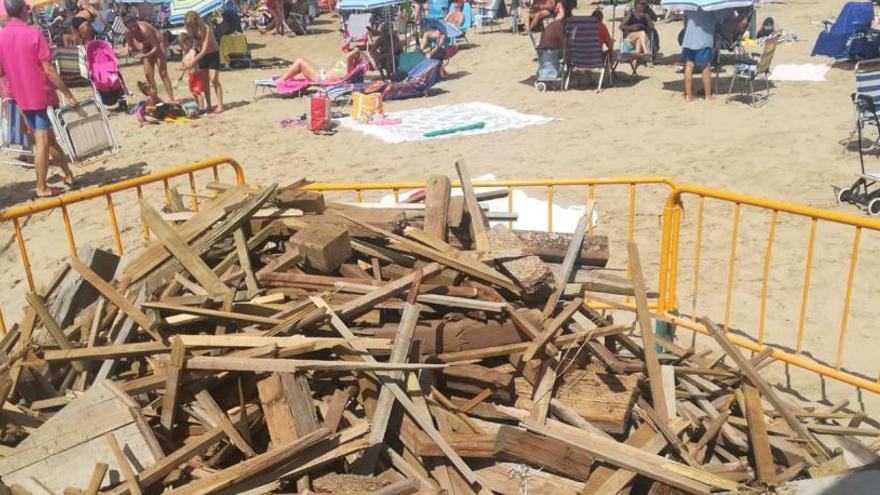 Acopio de madera en la playa del Cura del Ayuntamiento de Torrevieja previo a la celebración de las hogueras de esta noche de San Juan