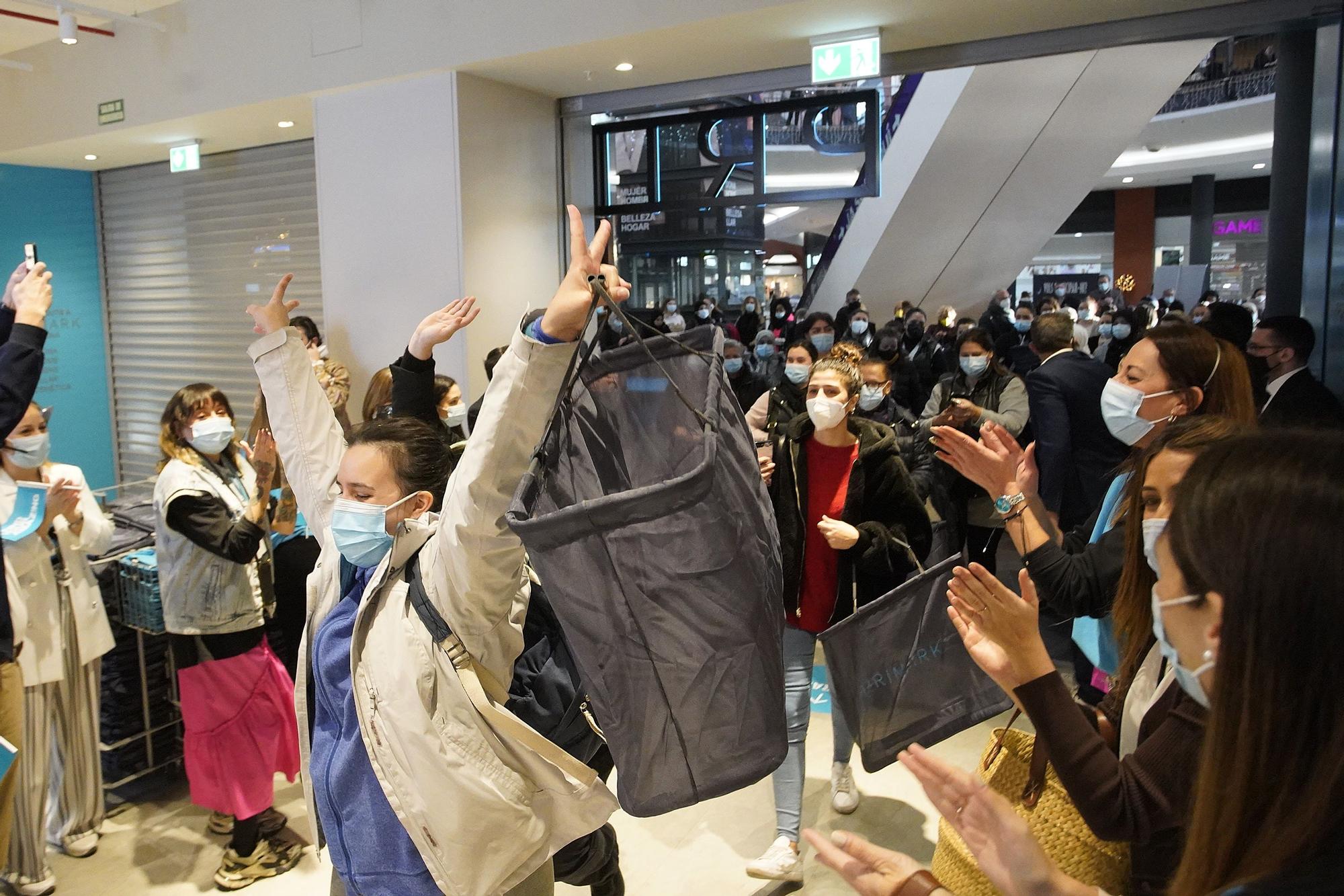 Gran expectació a l'obertura del Primark a l'Espai Gironès de Salt